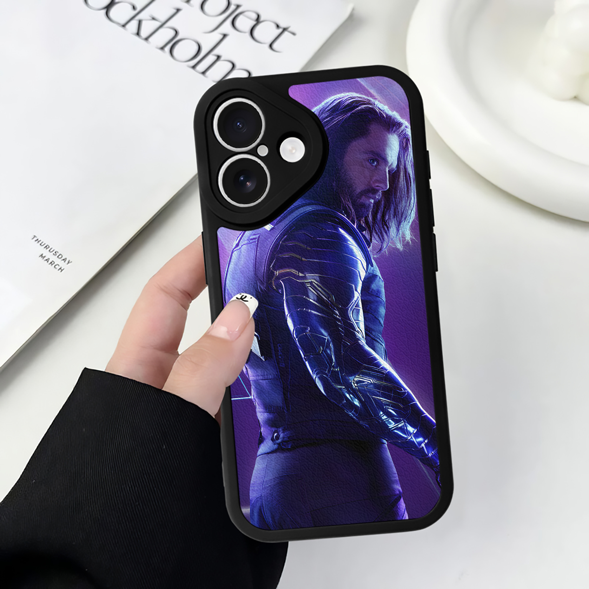 （画像用） アベンジャーズ The Avengers 【iPhone 16シリーズ対応】シリコンスマホケース（レザー調） 材質：シリコン